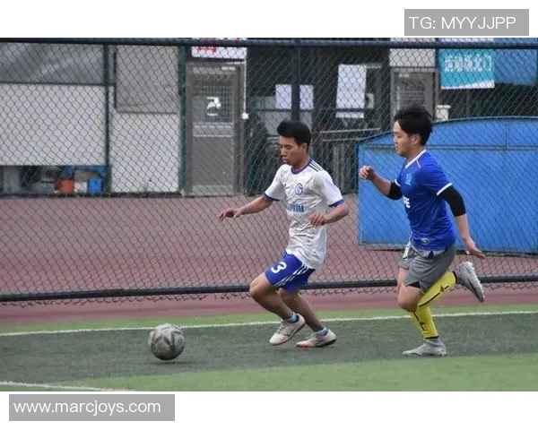 在日本街头捕捉足球明星的精彩瞬间与独特风采