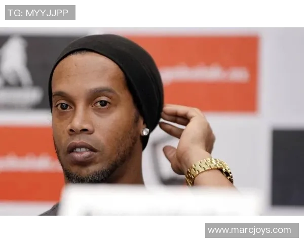 小罗独特发型揭秘足球场上的时尚风向标与个人魅力展现